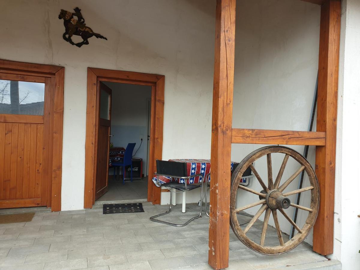 Chrom Ranch Reiterhof Bed & Breakfast เมมมิงเงน ภายนอก รูปภาพ